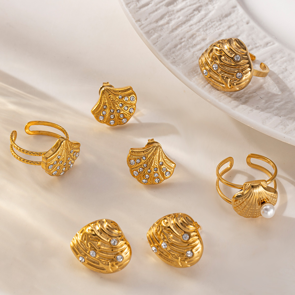 Taena Pendientes de acero inoxidable europeos y americanos Sensación simple y de alto nivel Diseño de nicho salvaje Pendientes de concha de circón Juego de anillos