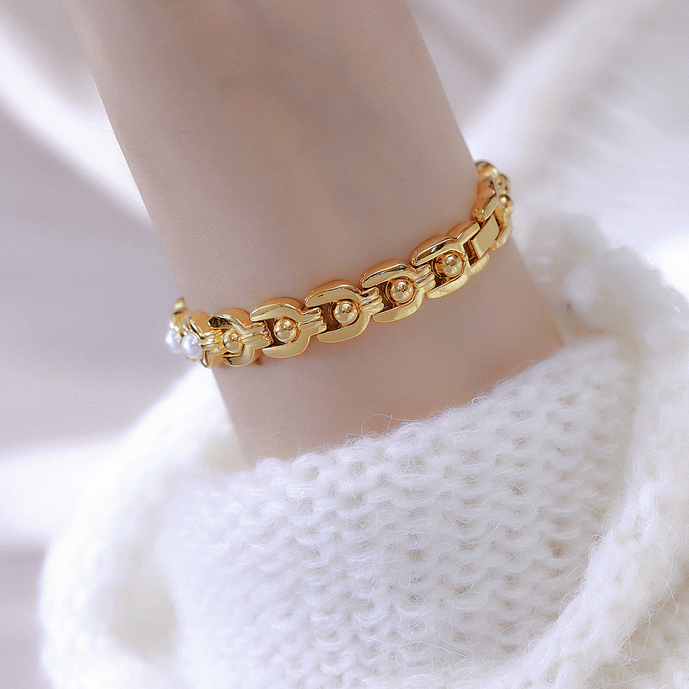 45g Weight Tempered Glass Mirror Material Alloy Strap Material Watch Classification Pointer Display Type Jewelry Buckle Buckle Style Diamond Dial Shape Daily, Street Occasion Quartz Movement Solid Color Pattern All Seasons Season Women's Gender Casual, Commute Style Casual Commute Solid Color Jewelry Buckle Quartz Watch 5