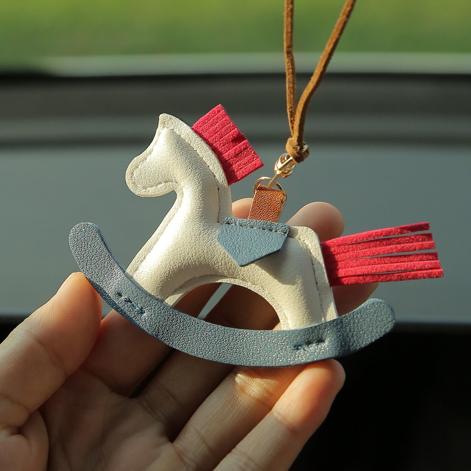 Pony Pendant, Childlike and Cute Leather Pony Car Pendant, High-End, Sweet and Cute Rearview Mirror Pendant Decoration