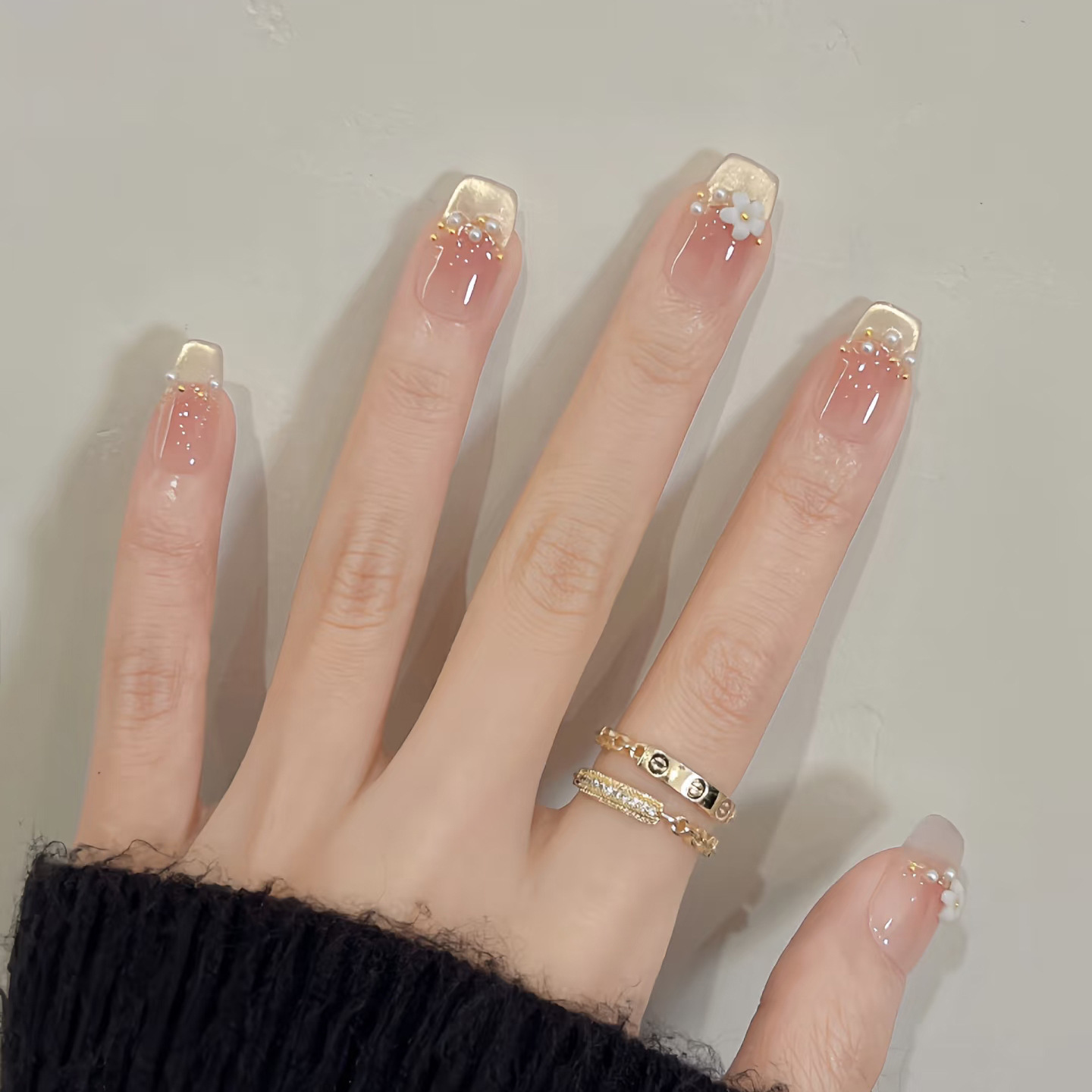 Uñas postizas francesas con diseño floral dorado, estilo ojo de gato, cortas y desmontables, producto de alta gama para arte de uñas 2026.