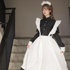 男はメイド服を着て女装しています。