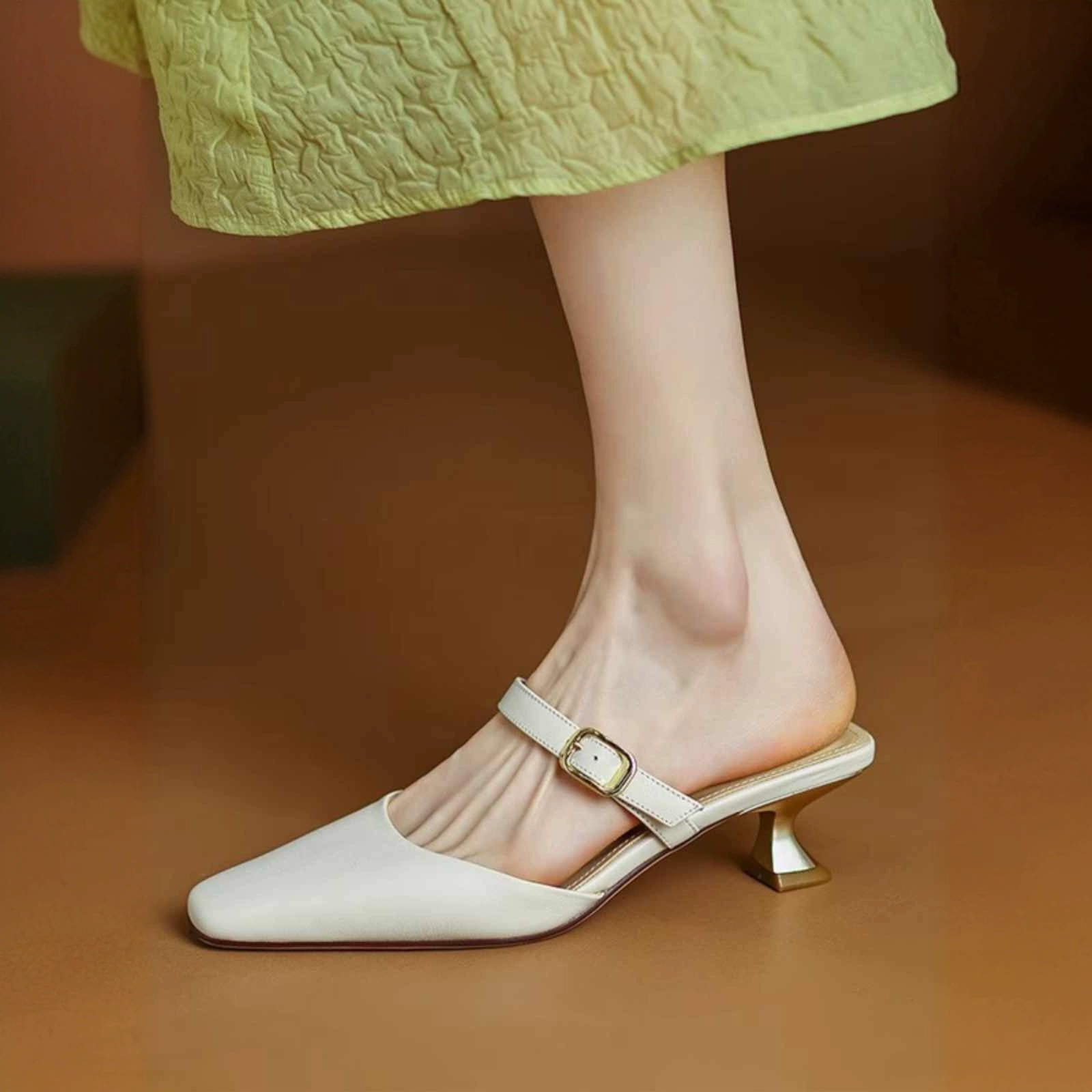 Мягкая кожаная сандалия с пряжкой котенок на каблуках 2025 новый полутутолщенный