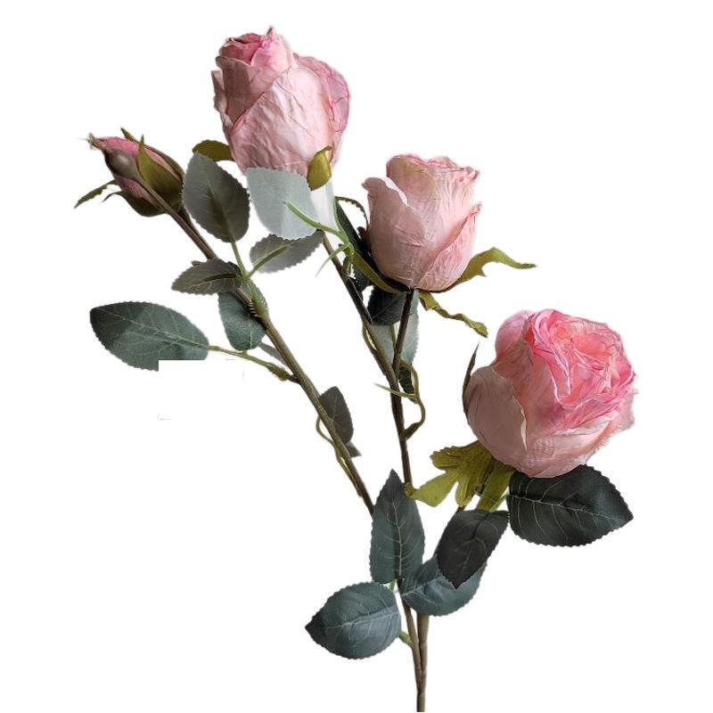 レトロな四頭のフランスのバラの花を焼いて花束の造花の乾いた花を飾って客間の食卓の花の装飾品を飾る|undefined