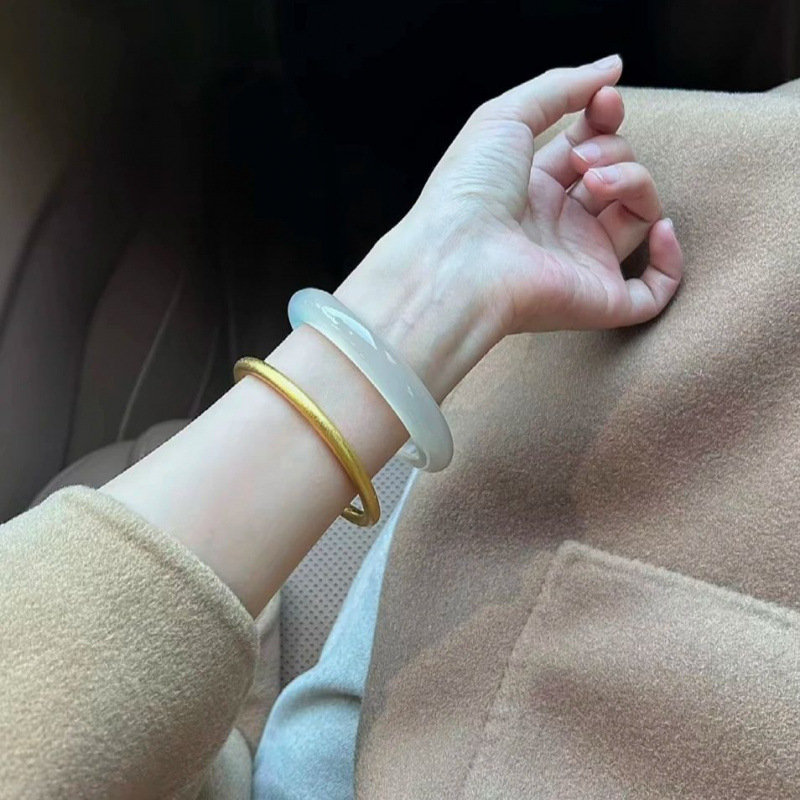 Elegant and High-End Online Temperament Ice-Transparent White Moonlight Chalcedony Bracelet Little Fairy Workplace Royal Sister Jade Bracelet
