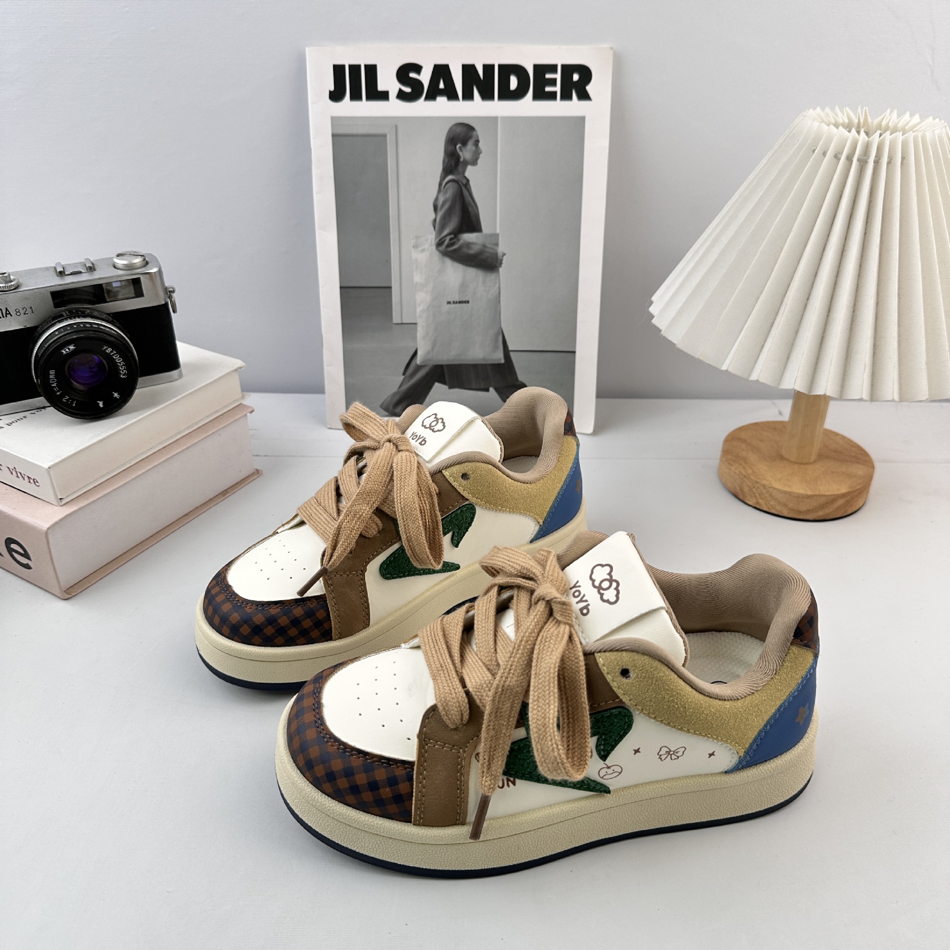 Yuanbo coreano fresco fondo grueso de dibujos animados zapatos blancos para mujeres 2025 nuevo estilo de moda versátil zapatos de pan de nicho