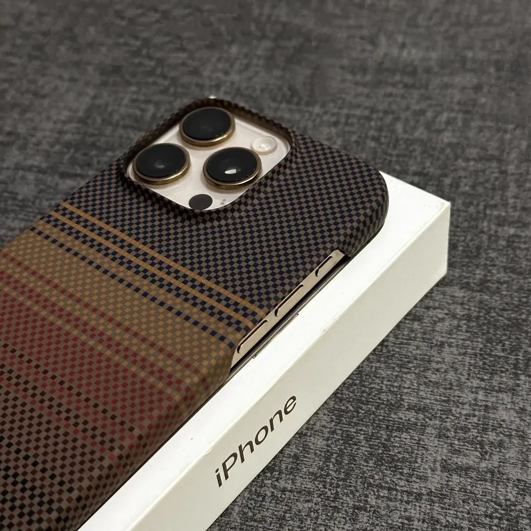 适用iPhone18Promax凯夫拉纹磁吸手机壳苹果17碳纤维纹半包保护套