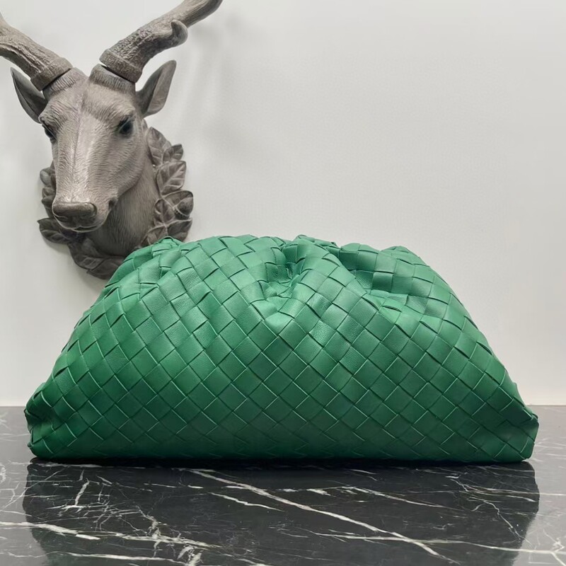 2024 New Summer Style Woven BV Cloud Bag Clutch Bag 1-1 High Quality, Simple and Light, Standard Packaging