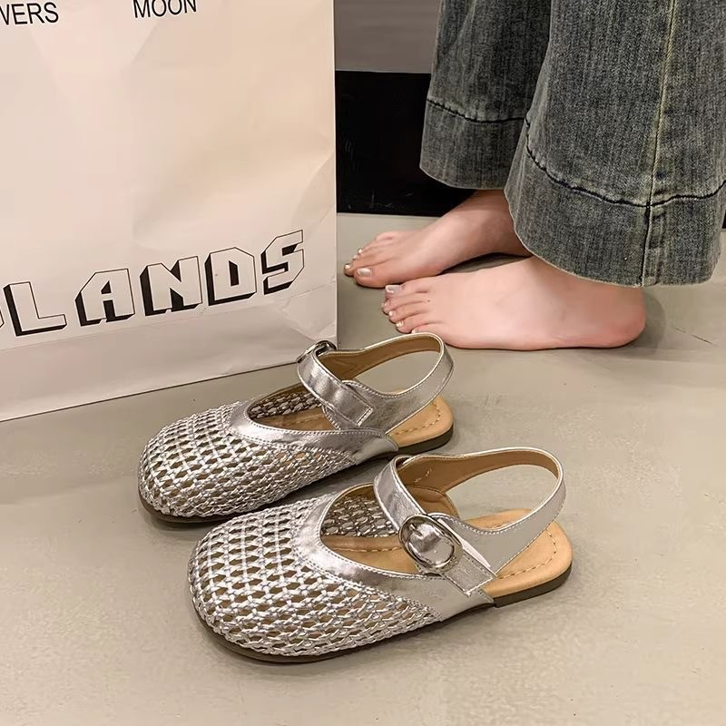 Sandálias de niñas verano 2026 nuevas niñas de tamaño medio tejido hueco bolsa de fondo suave princesa orificio zapatos de mujer