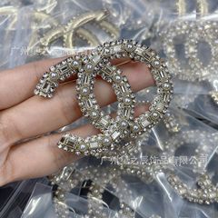 女性用のラベル付きダブルCダイヤモンドスクエアブローチ、おばあちゃんのピン装飾、女性用の工場卸売の実物写真