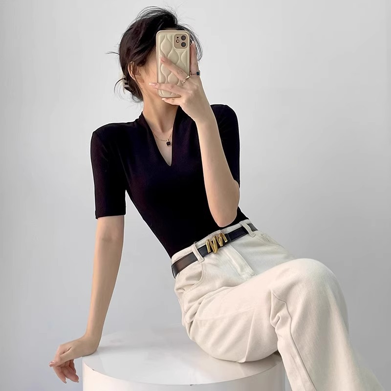 夏の女性向けの高級ブラックVネック半袖Tシャツ、スリムフィットの半袖ボトムシャツ、高級ビッグブランド気質トップス|undefined