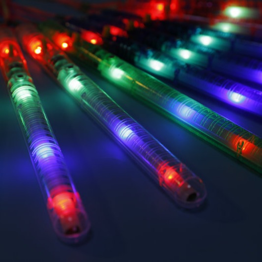国境を越えた現物の七色のひも付きフラッシュバーled発光七彩蛍光棒夜市の露店ソース発光玩具