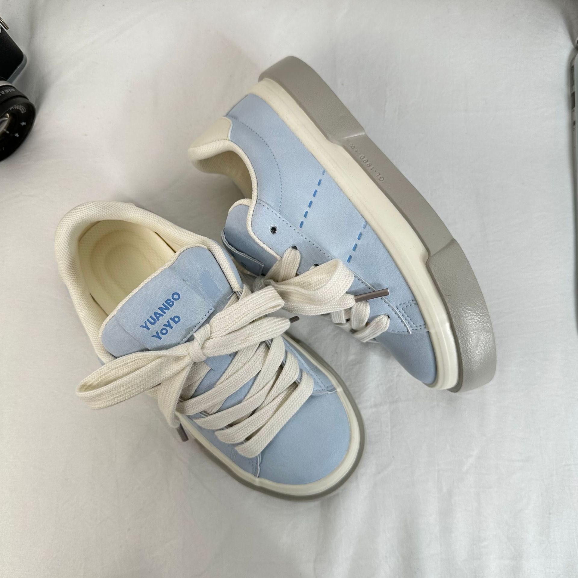 Yuanbo primavera y otoño 2025 zapatos de dopamina de mujer ins moda multifuncional super caliente zapatos de lona de diseño retro zapatos de skate casuales