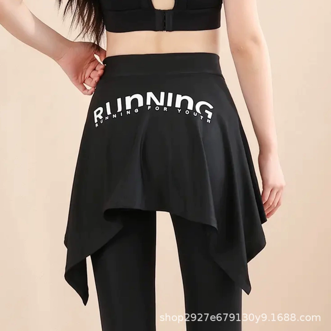 Покажите тонкую йога, блокирующую юбку, чтобы предотвратить смущение