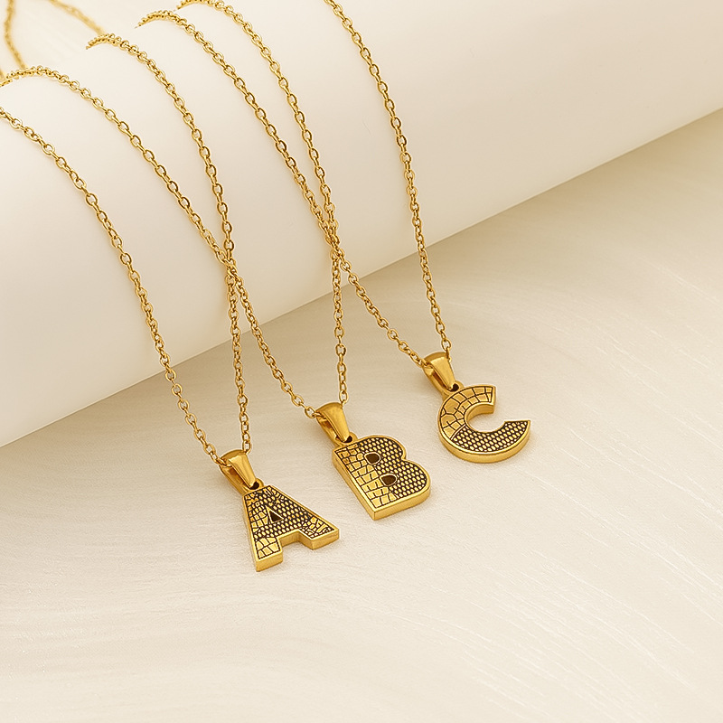 Nuevos productos transfronterizos ins viento acero titanio chapado en oro collar de letras inglesas 26 letras mayúsculas joyería colgante al por mayor
