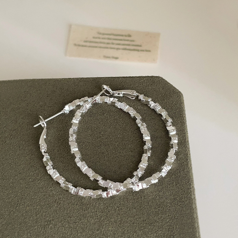 Fashionable trend elegant earrings, light luxury style, simple and elegant design, high-quality style