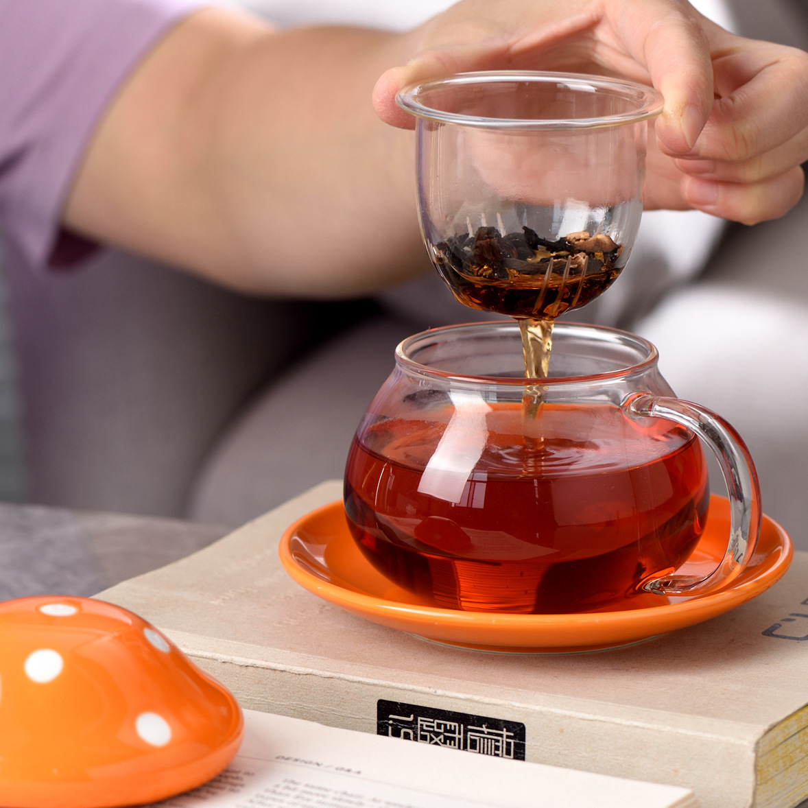 Taza divisoria de té de cerámica de hongos linda transfronteriza, taza de té con filtro, taza de agua, taza de vidrio, taza de té de flores para estudiantes, regalo de la actividad