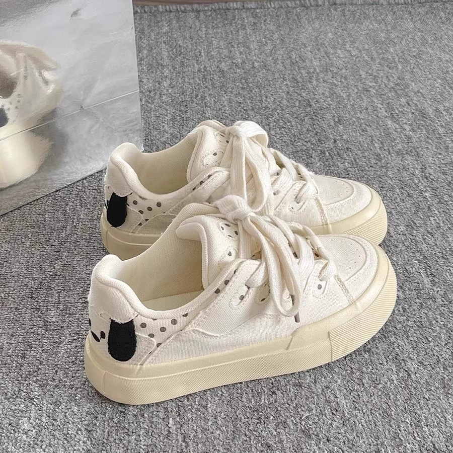 Zapatos blancos de suela gruesa para mujeres, primavera y verano de 2025, nuevos zapatos de skate casuales lindos zapatos de pan para perros para mujeres