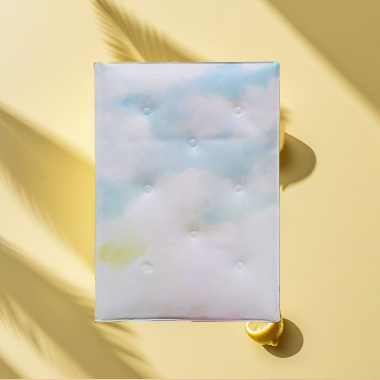 파란색과 흰색 베개