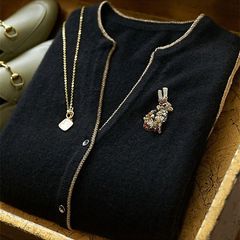 ヨーロッパの重工業の高級感がとても綺麗で、黒い金糸のブローチのウサギのニットのセーターのコートの女性の秋冬