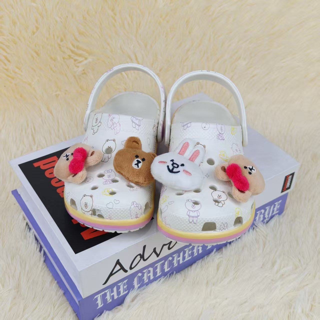 2025 nuevos zapatos agujero serie de dibujos animados monstruos eléctricos niños adultos series agujero zapatillas frescas al por mayor