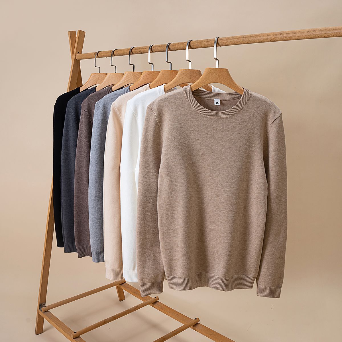 Suéter de hombre 2025, otoño y invierno nuevo suéter de viento perezoso de cuello redondo de hombre overhead de punto camiseta de fondo