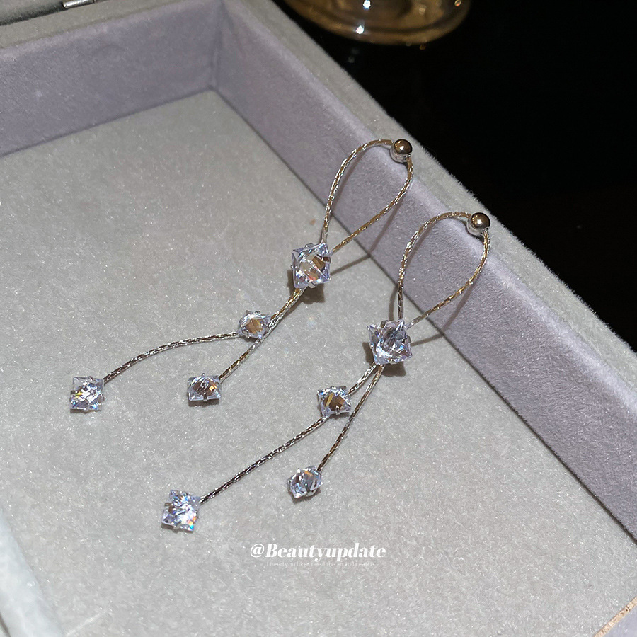 Aguja de plata, circón, estrella, borla, pendientes de lujo ligero, pendientes de alta gama, moda personalizada, pendientes de todo fósforo, sentido del diseño, nicho