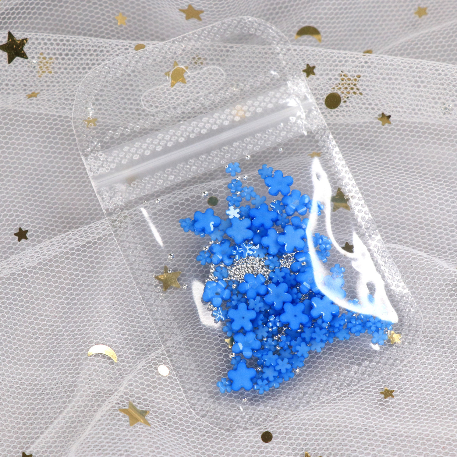 Blanco flor pequeña joyería de uñas de resina tridimensional de cinco pétalos tamaño de la flor mezclada con oro y plata cuentas de acero