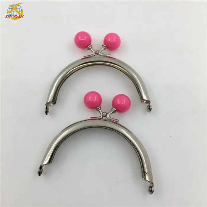 厂家供应粉红色胶元珠头银包较 ，半圆小钱包夹， 硬币口架