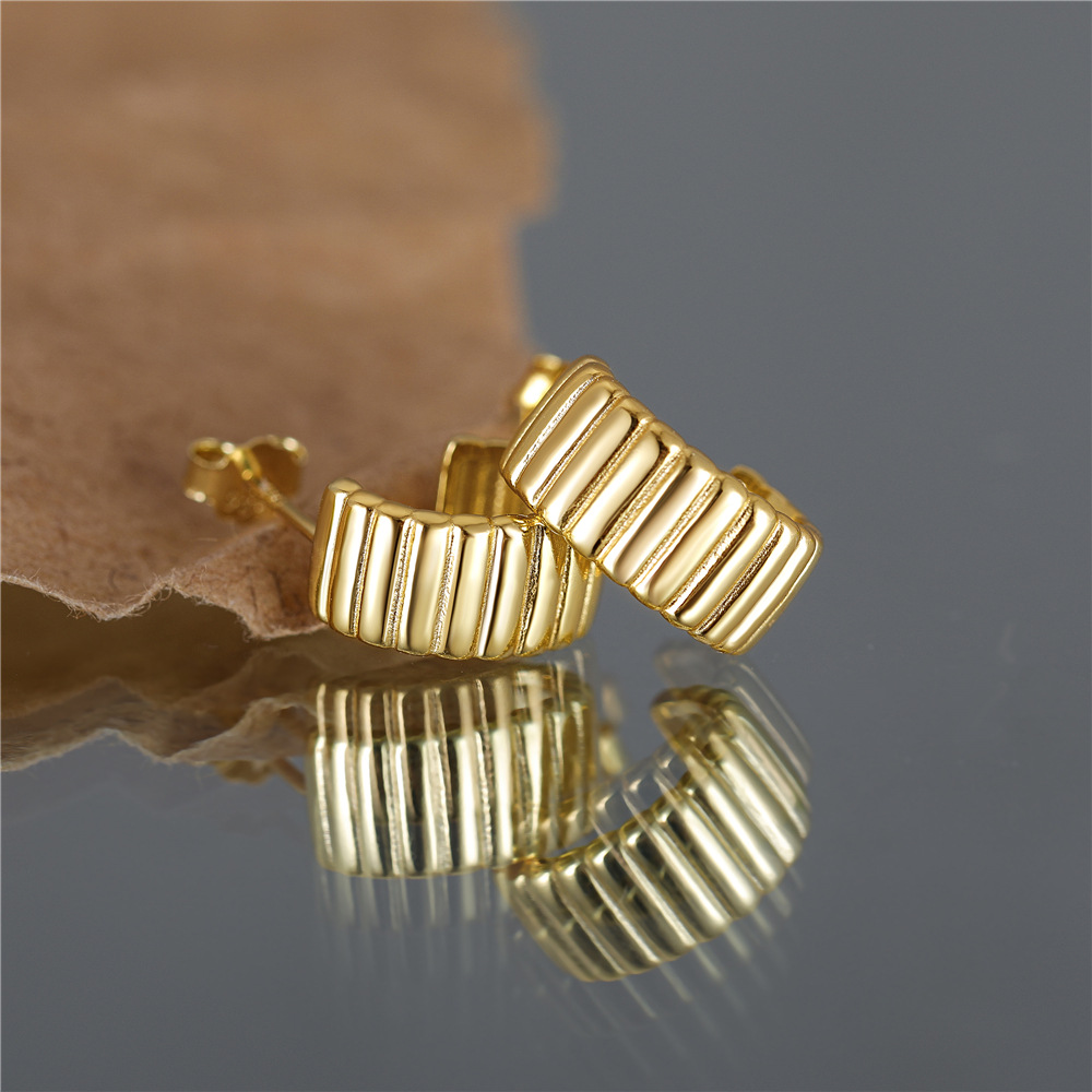 Nueva moda europea y americana ins estilo s925 pendientes de plata esterlina simple rayas plisadas curvadas pendientes en forma de O