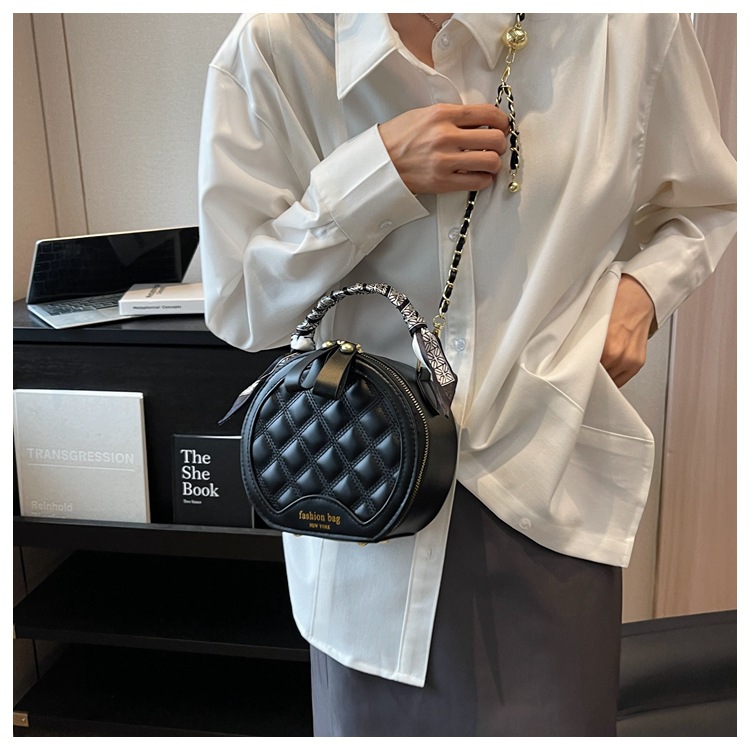 Kleine Tasche mit Diamantkette für Damen 2024 Frühjahr und Sommer beliebte neue Mode vielseitige Umhängetasche modische Handtasche kleine runde Tasche_voghion.com