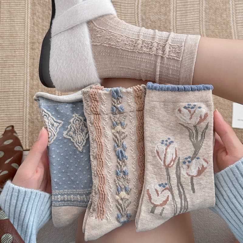 Original designer Korean-style khaki vintage floral mid-calf slouch socks for women, combed cotton seamless women's socks