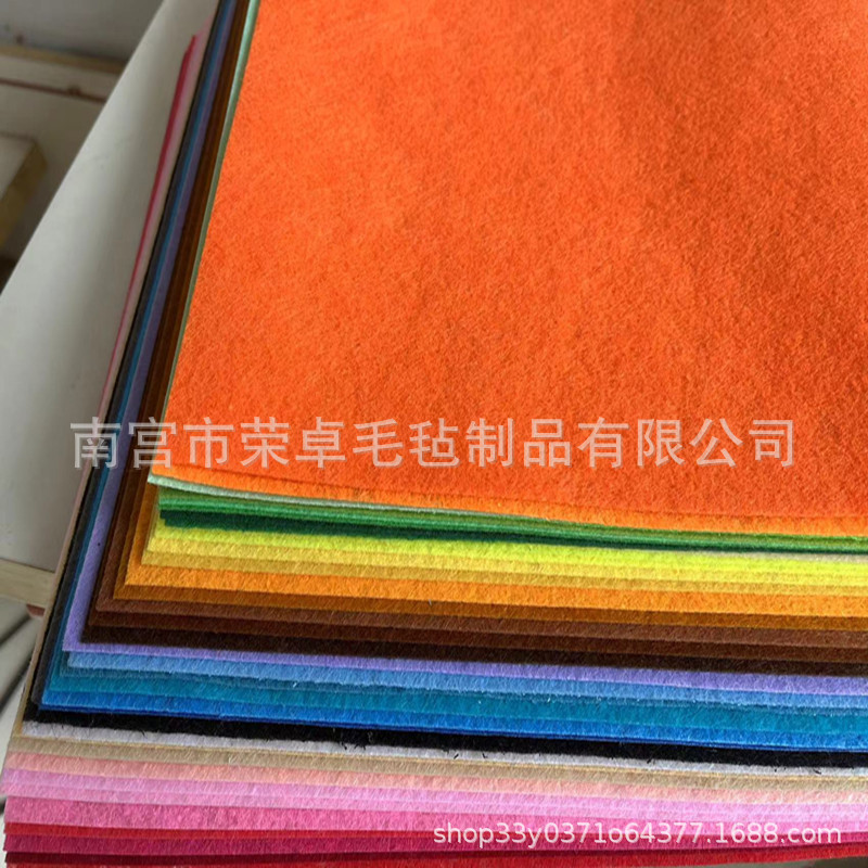 批发毛毡无纺布彩色背胶不织布化纤毛毡布diy手工毛毡卷
