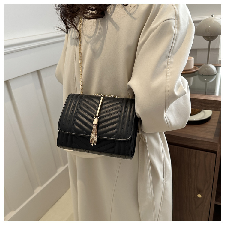 Borsa a tracolla donna con ricamo catena e nappine elegante_voghion.com