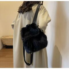 女士双肩包毛绒小背包简约mcm背包女冬季旅游柔软轻便可爱包包