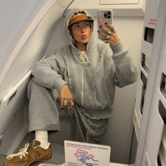 木の耳元にリブをつなぎ合わせてジッパーをつなぎ合わせます。秋冬のファッションが可愛いです。