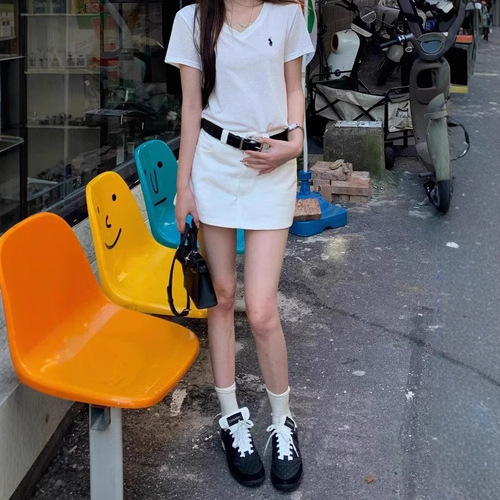 White American-style high-waisted, body-hugging denim mini skirt for women—perfect for petite figures, ideal for bold yet sweet, slimming, and figure-flattering summer skort.