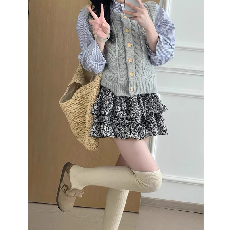 Autumn 2024 New Arrival Small Sweater Stacked Vest Grey Retro Outer Wear Round Neck Knitted Cardigan Vest for Women