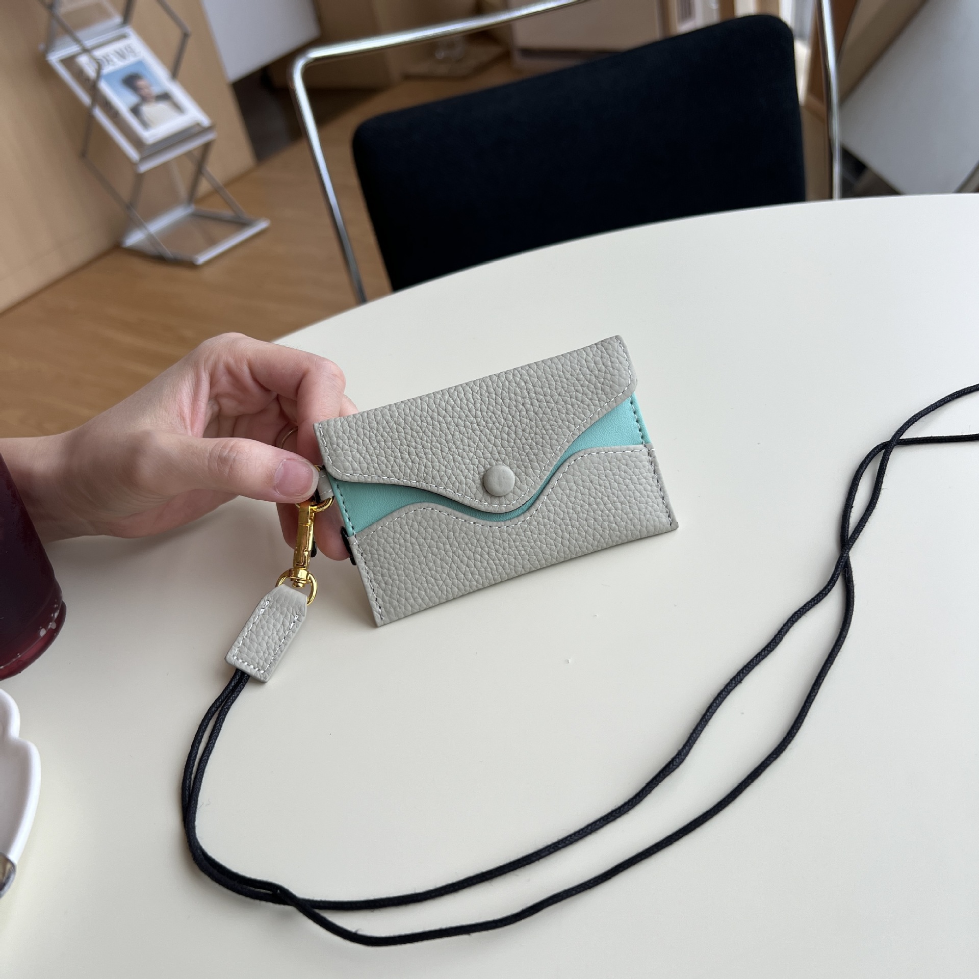 本革ホルターネックカードホルダーカラーマッチングシンプル名刺ホルダードキュメントバッグ口紅バッグヘッドフォンバッグ絶妙なバッグ女性のハイエンド