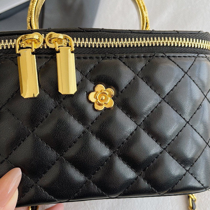 Tendência deste ano: Bolsa feminina de luxo com alça de corrente acolchoada, modelo saco, transversal e de ombro._voghion.com