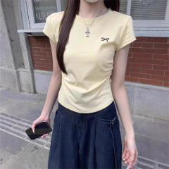 女性のための右肩大きいサイズの純綿半袖Tシャツ2025新しいスリムフィット漫画年齢を減らすインナー甘くてスパイシーな不規則なトップ