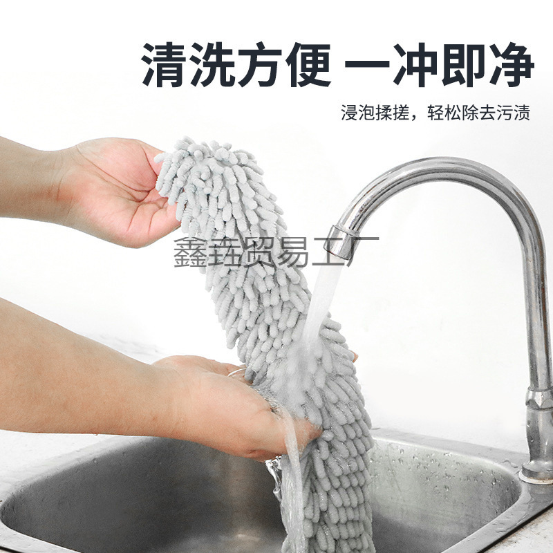 鶏の毛のはたきのベッドの底を掃除します。|undefined