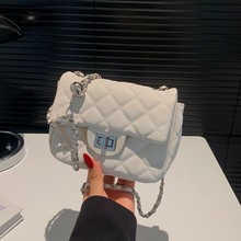 ���朗l����Ů2026�¿�r�аٴ�Ҹ�°�ŮС���Lͨ��PU�|��б���