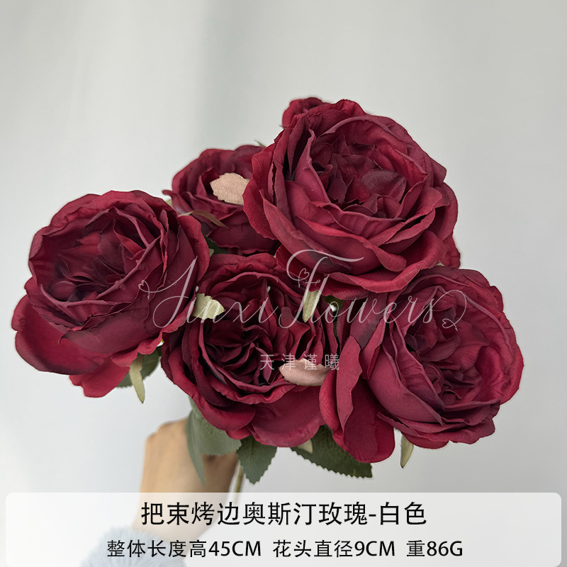 縁を焼く7頭のオースティンバラを花の結婚祝いの結婚式に飾った造花の家の客間に生け花を飾る|undefined
