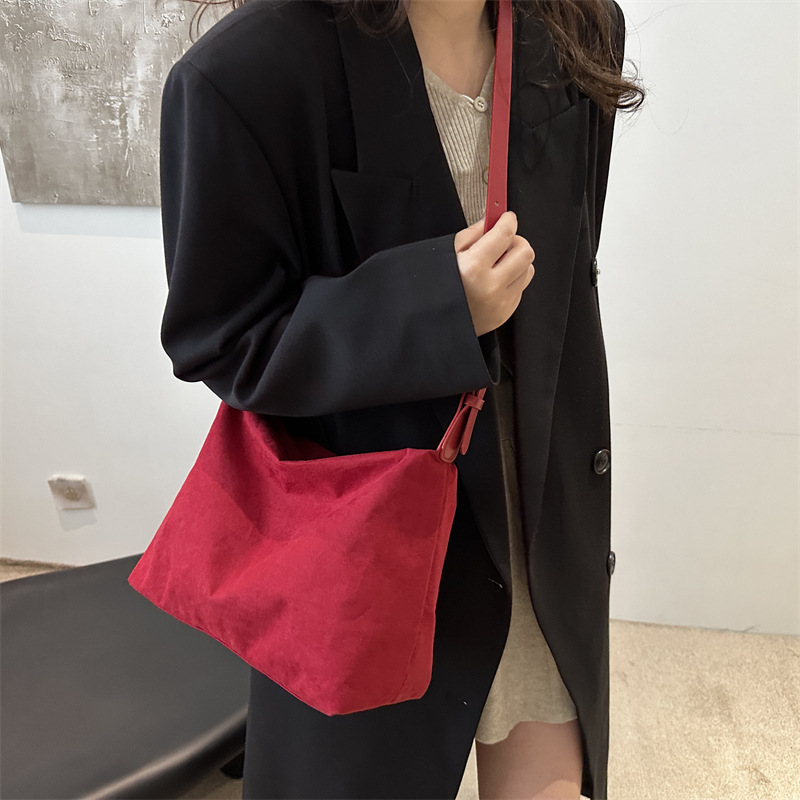 Bolsa de alta calidad para mujeres de gran capacidad 2024 nuevo otoño invierno retro nicho hombro único brazo bolso de viaje