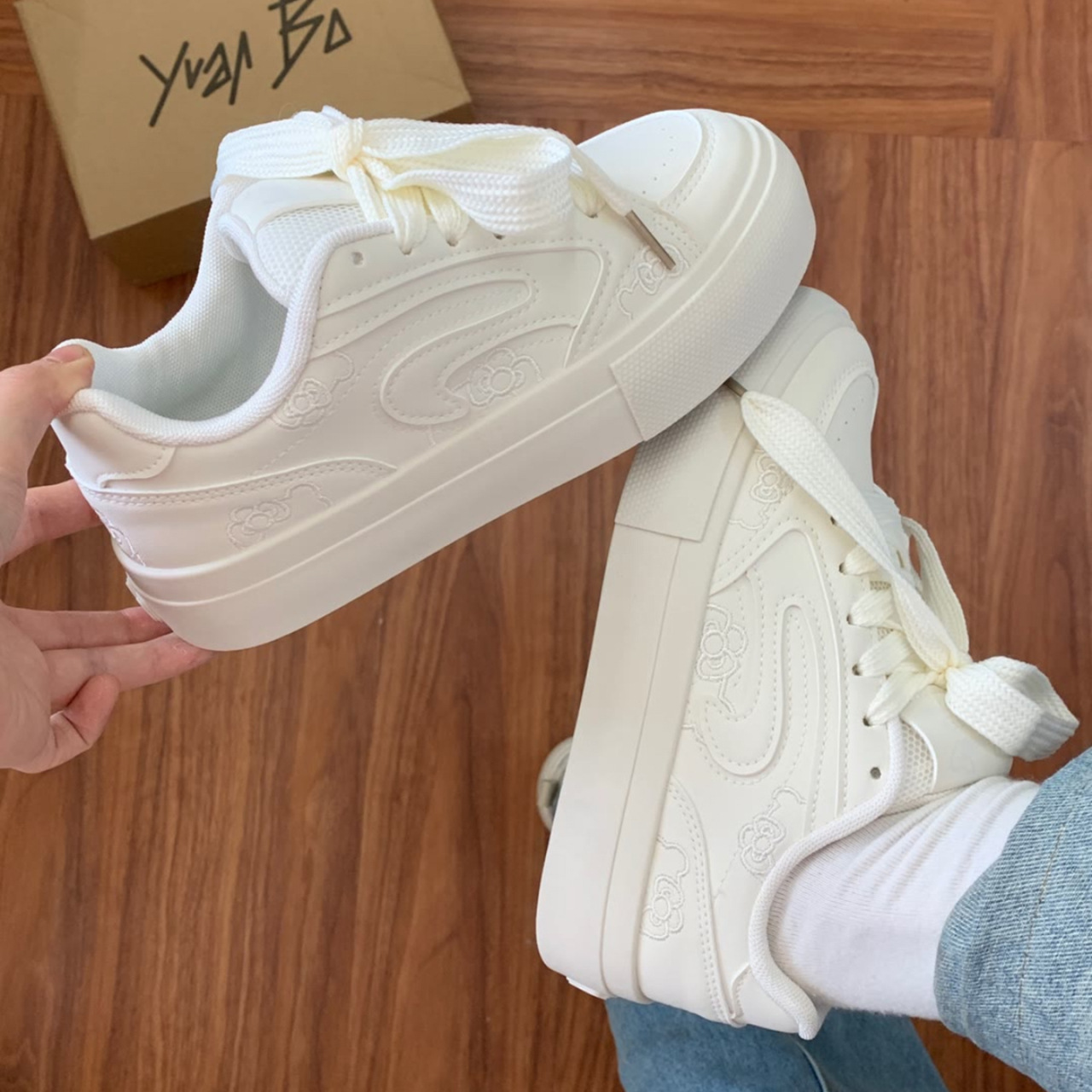Zapatos blancos de primavera y otoño de 2025 nuevos nichos de diseño de moda zapatos de skate para mujeres cómodos zapatos de pan de Harajuku