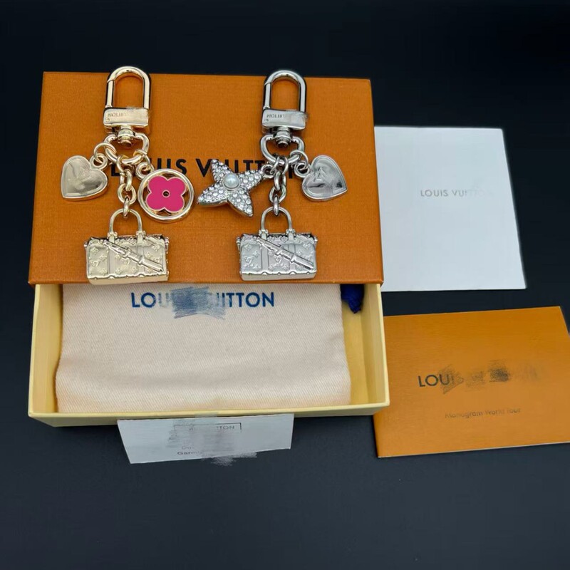 V Family Louis Vuitton Keychain Pendant, Two Sets Available, One Set Includes Four-Leaf Flower + Star + Lv Letter Pendant