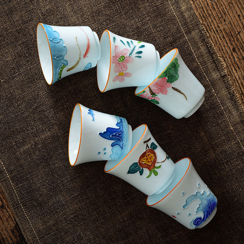Taza de té pintado a mano en relieve Lotus Taza de cerámica taza de té personal taza maestra pequeña taza individual juego de té Kung Fu taza de té tazón de té