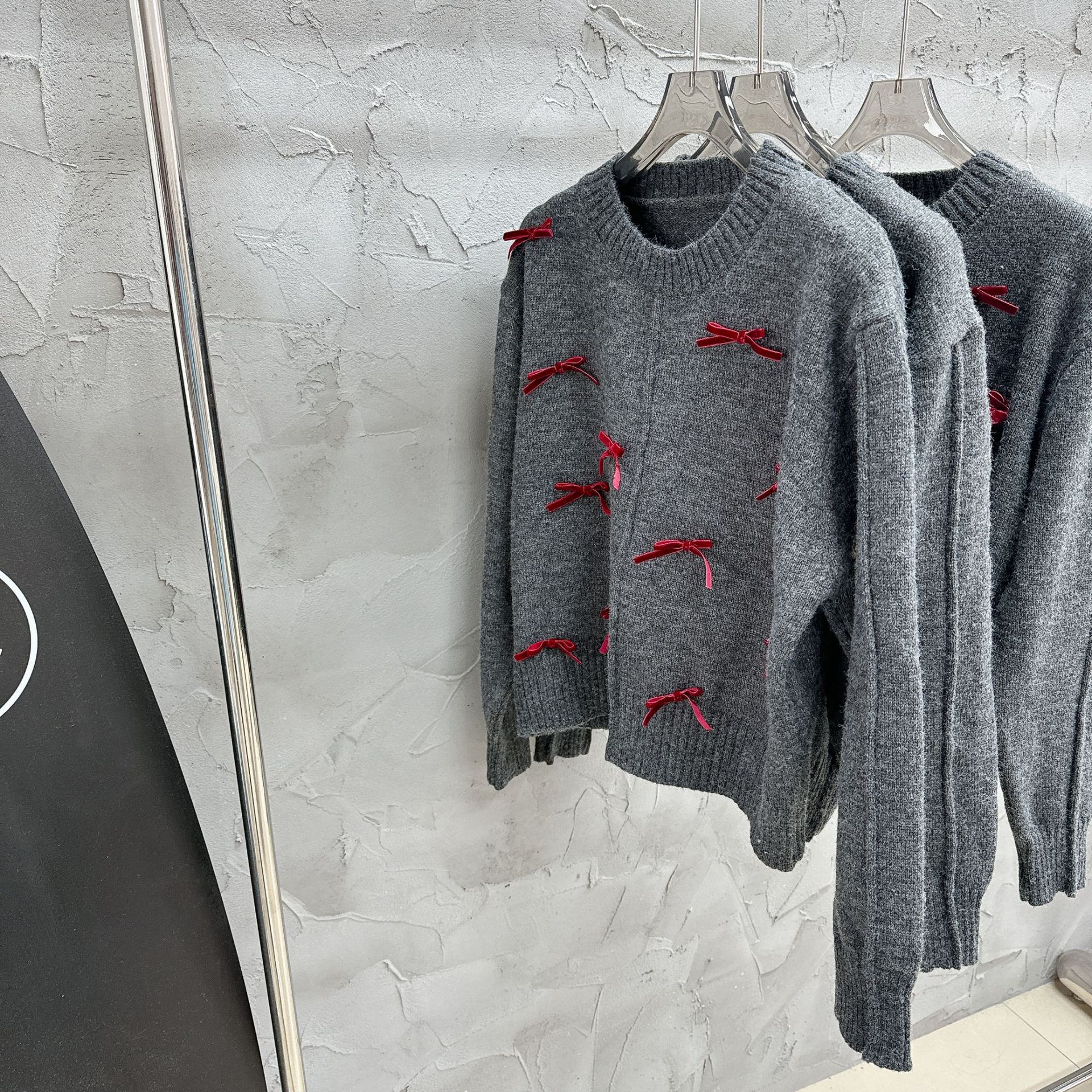 한국 그레이 크루 넥 긴 소매 디자이너 틈새 레트로 달콤한 콘트라스트 컬러 활 스웨터 2024 년 가을