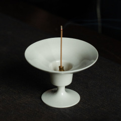 草の木の灰の高足の香は宋の陶磁器の線の香の皿の単一の香炉の茶室をまねます。