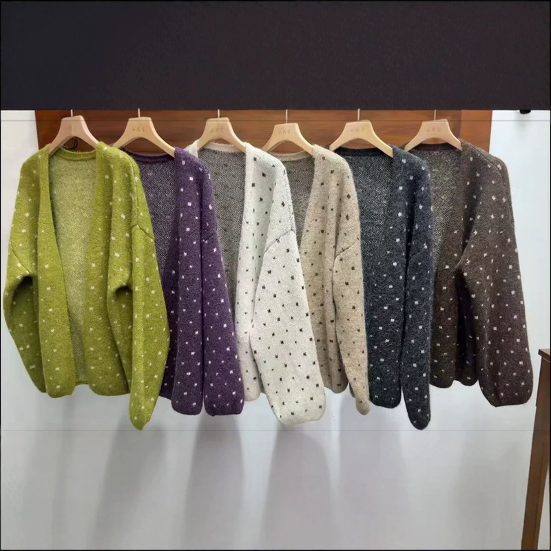 Korean-style retro polka dot thick sweater coat for women, autumn/winter 2026 new collection, plus-size, loose-fitting, and relaxed knit cardigan Korean-style retro polka dot thick sweater coat for women, autumn/winter 2026 new collection, plus-size, loose-fitting, and relaxed knit cardigan